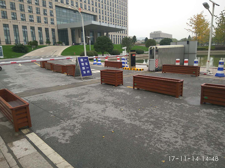 平湖市行政中心，市委市政府門口木紋鋁合金花箱