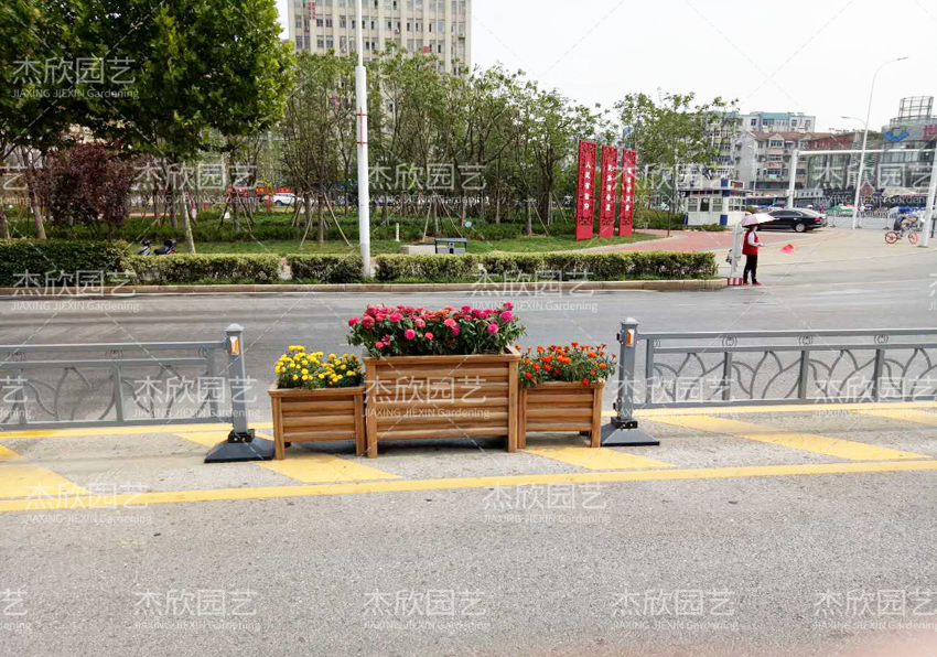 為什么大家都選擇護(hù)欄花箱？