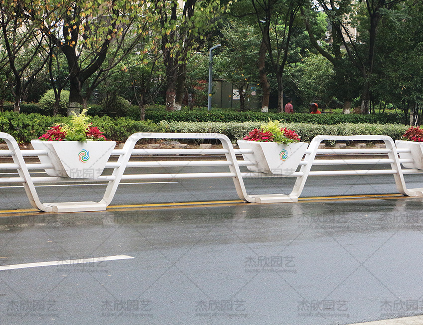 各種花箱道路護欄效果區(qū)別？
